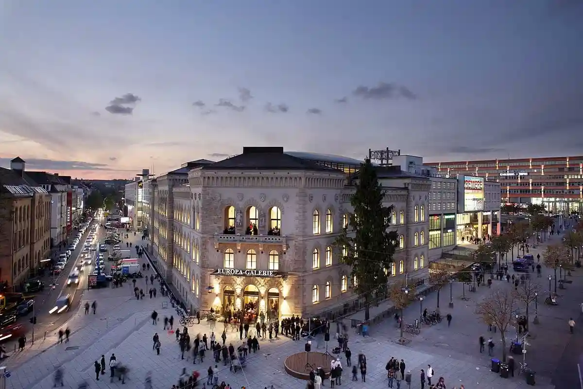 Торговый центр располагается в старинном здании, стоящем напротив вокзала административного центра земли Саар, в начале пешеходной зоны. Фото: europagalerie.de