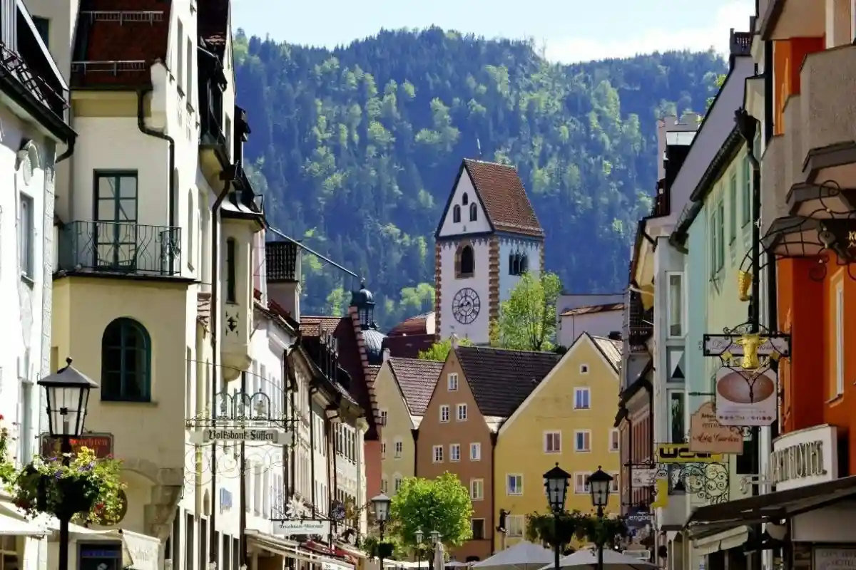 Немецкий городок Фюссен, откуда начинается путешествие для желающих увидеть Замок Нойшванштайн. Фото: booking.com.