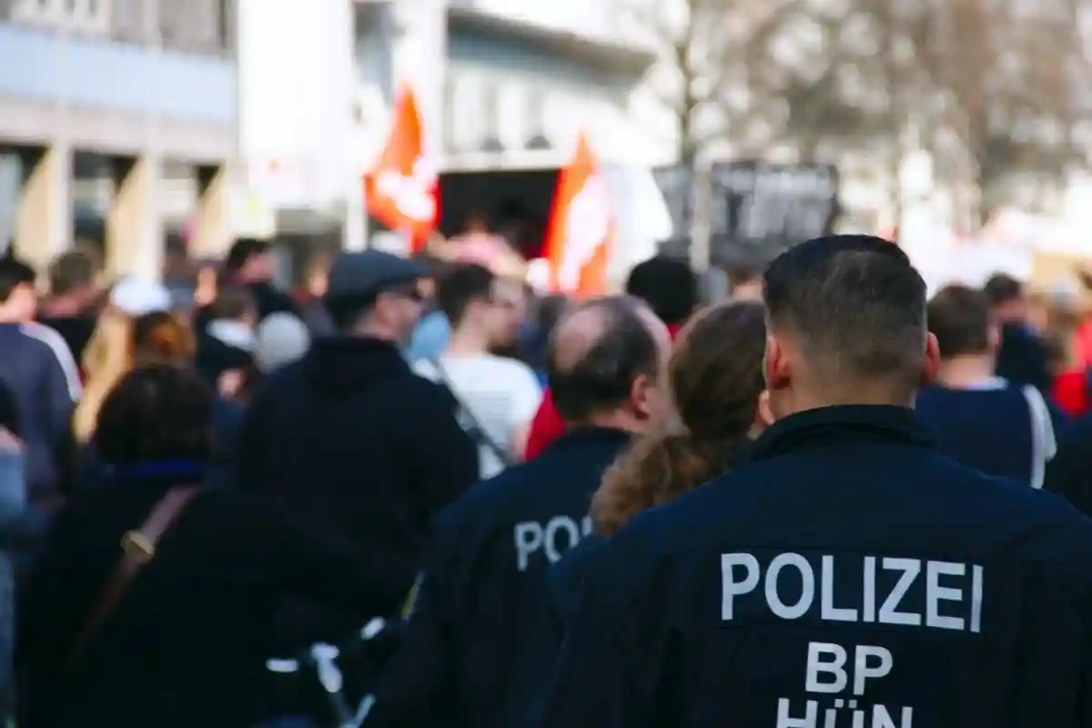 Полицейские Гамбурга вышли на демонстрацию. Фото: symbolic / unslash.com.