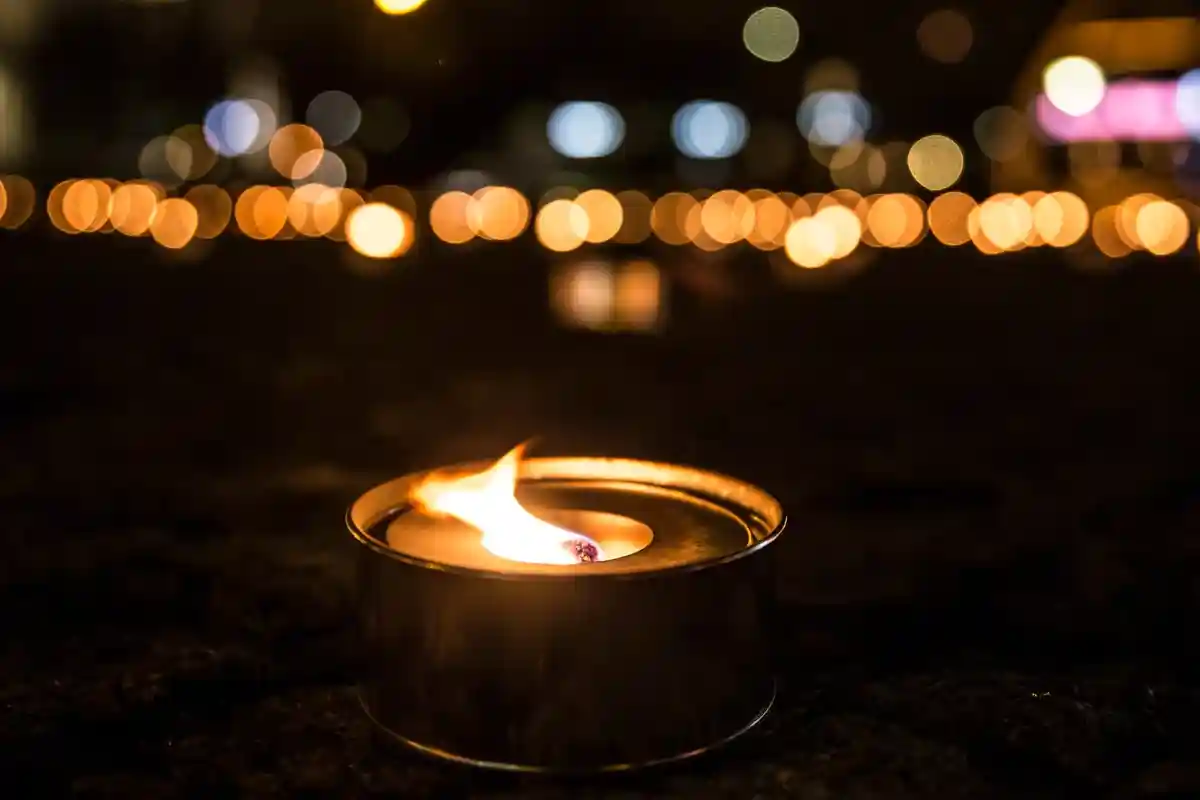 горящая свеча Фото: FotoHelin/Shutterstock.com