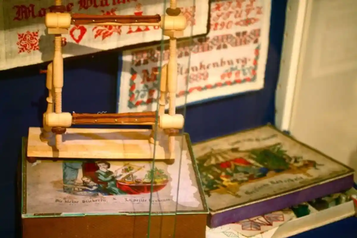  Ткацкие станки, иглы, ткани и материалы, которые произвели более двух веков назад, позволяют окунуться в историю. Фото сообщества «Историческая вышивка» / vk.com