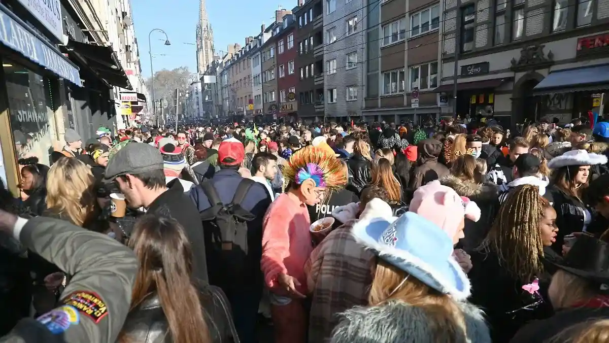 Карнавал в Кёльне: тысячи людей приняли участие