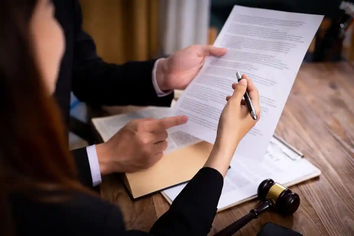 концепция закона и юридических услуг Фото: PongWatchara/Shutterstock.com