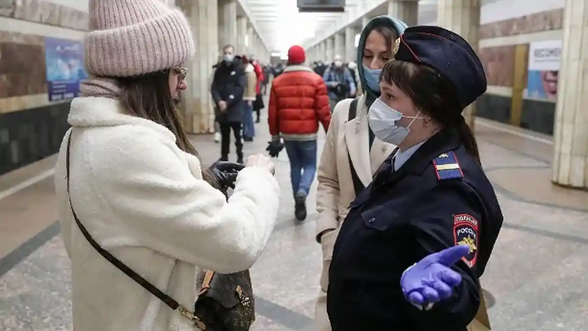Женщина-полицейский во время проверки маски, Новосибирск. Quelle: imago images