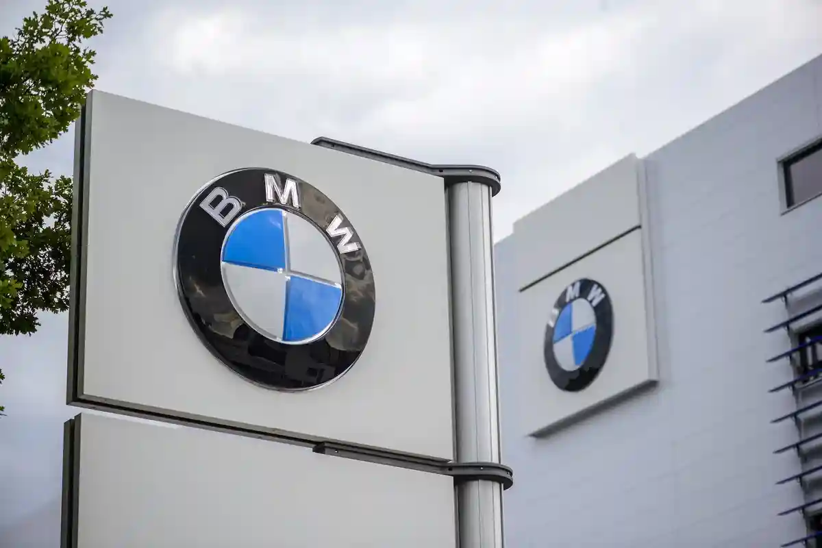 логотип марки «BMW» на здании Фото: AR Pictures/Shutterstock.com