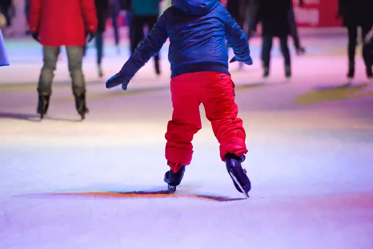 Люди катаются на коньках на льду Фото: Halfpoint/Shutterstock.com