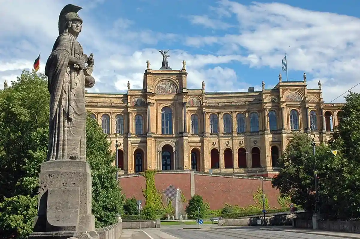 Maximilianeum mit Brücken Statue. Памятник Максимилиану, мост. München. Фото: wikimedia.org