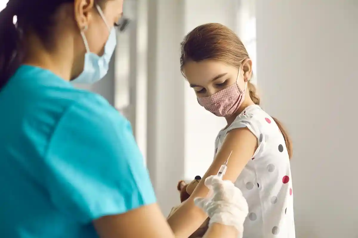 медсестра делает прививку девочке Фото: Studio Romantic/Shutterstock.com