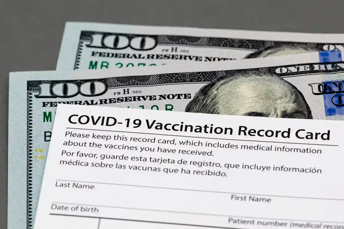 Мошенничество с картами о вакцинации Фото: J.J. Gouin/Shutterstock.com