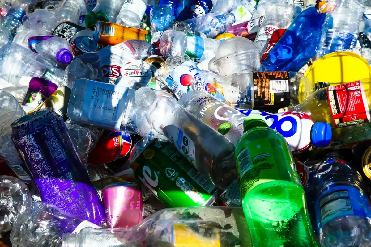Будущее за переработкой или путешествия пустых бутылок в ФРГ. Фото: Nick Fewings/Unsplash.com