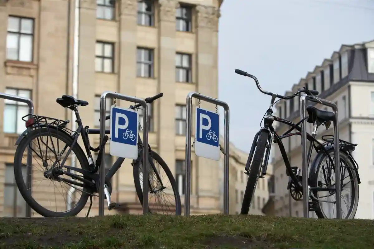 Правила должны обезопасить велосипедистов и пешеходов. Фото: shutterstock.com.