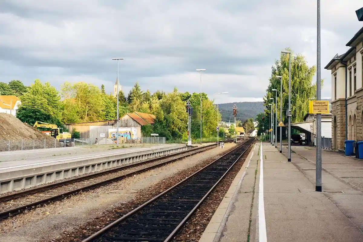 Поезд – удобный и самый быстрый способ передвижения. Железнодорожная станция, Regionalbahnhof Hechingen. Фото: Markus Winkler / Unsplash.com
