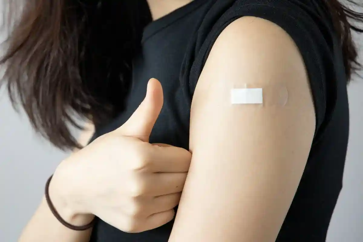 Несмотря на то, что привившиеся пациенты впоследствии заболевают коронавирусом, вакцинация все же эффективна. Так, RKI оценивает уровень эффективности прививки от коронавируса для людей старше 18 лет в 72 процента. Фото: 9nong / Shutterstock.com 