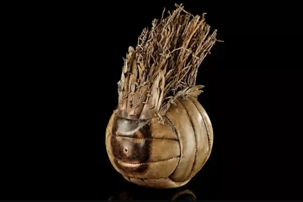 Потрепанный мяч продан на аукционе за 308 тысяч долларов. Фото: propstoreauction.com