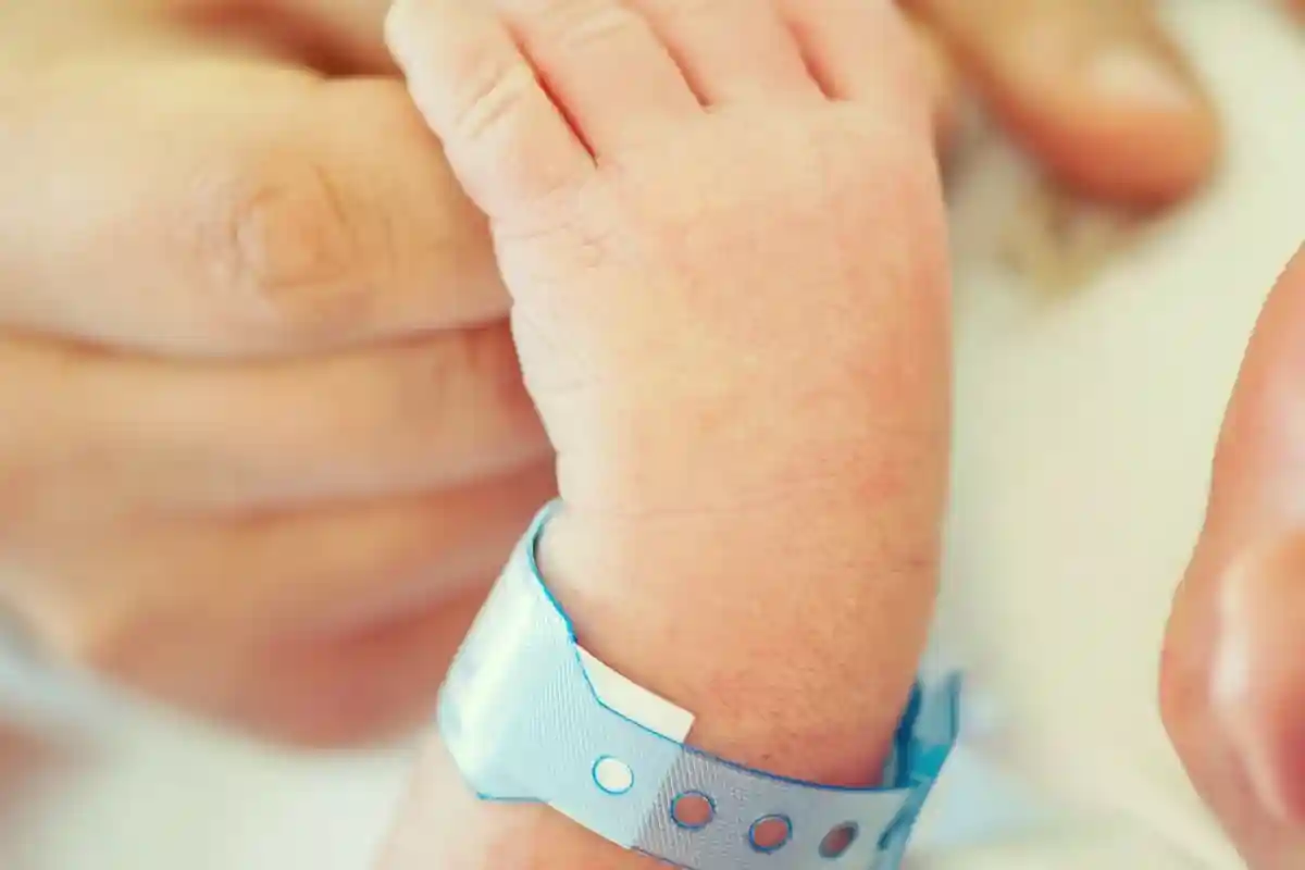 Самый недоношенный ребенок в мире выжил. На момент рождения вес Кёртиса составлял всего 420 гр. Это примерно одна седьмая часть веса среднестатистического новорожденного. Фото: ESB Professional / Shutterstock.com