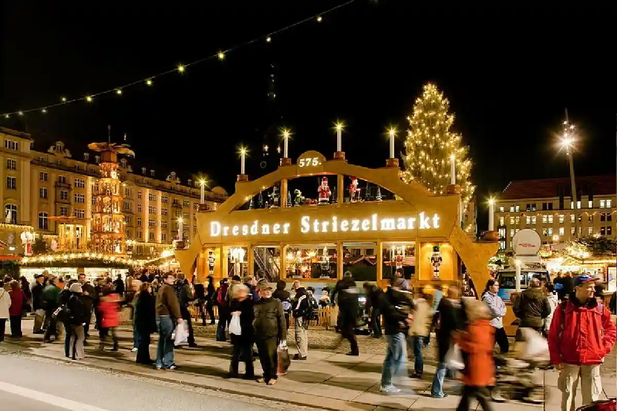 Самая большая в мире рождественская арка в центре Штрицельмаркта. Фото: LH DD Wifö / Wikipedia.org