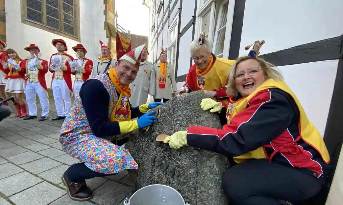 Ряженые на Кёльнском карнавале. Фото: Die Glocke, Oelde/Twitter