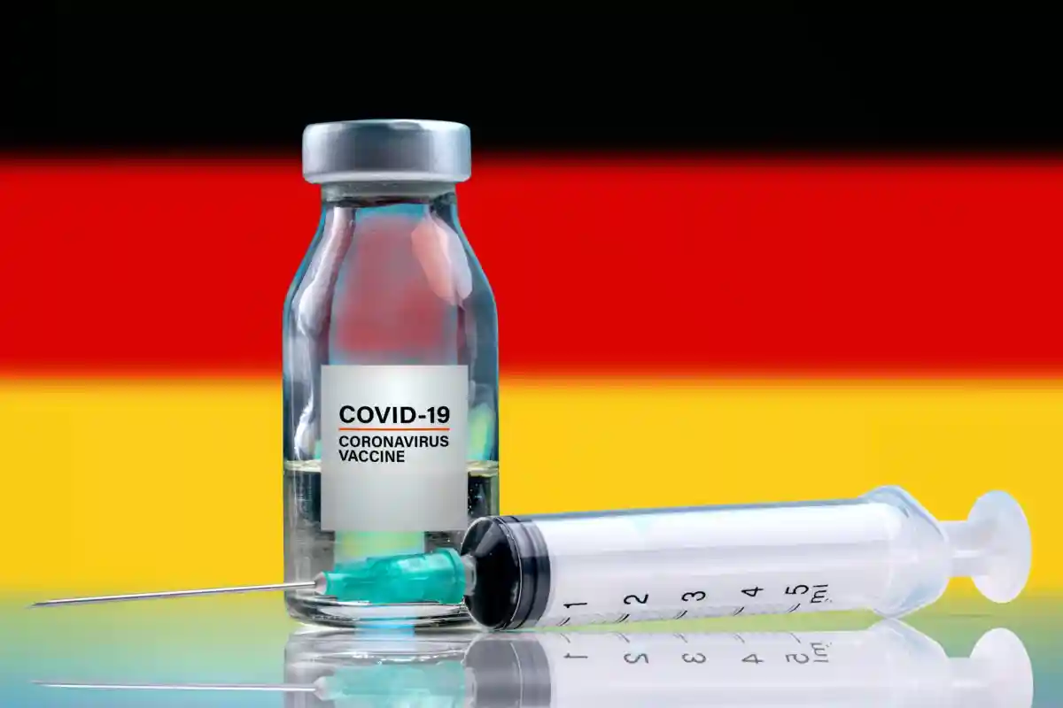 Вакцинация в Германии. Фото: Yalcin Sonat / shutterstock.com