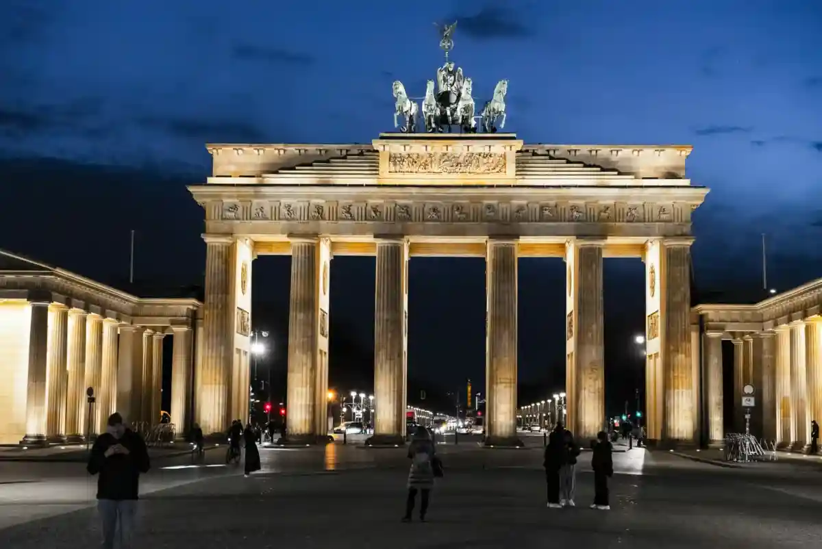 годовщина падения Берлинской стены. Фото: 4kclips / shutterstock.com