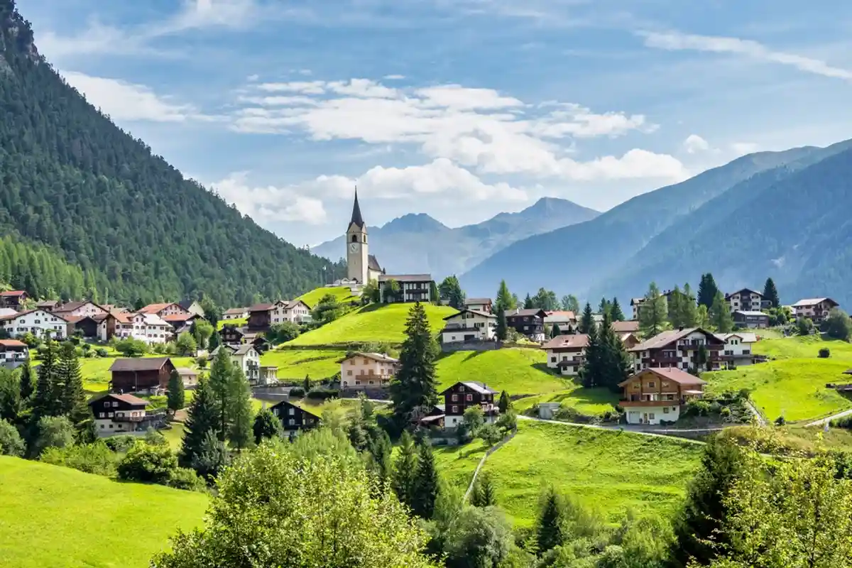 Деревня Шмиттен на перевале Альбула, Швейцария. Фото: RudiErnst / shutterstock.com
