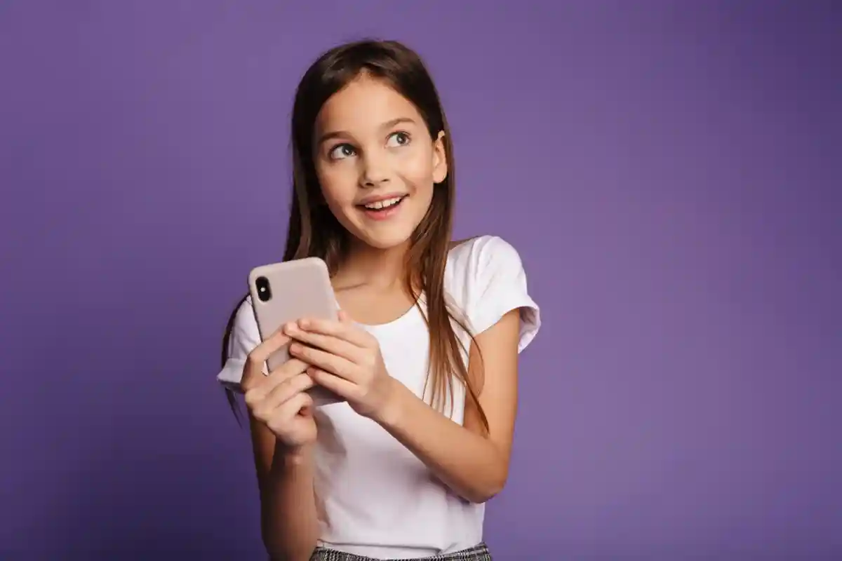 смартфоны и дети / Dean Drobot / shutterstock.com
