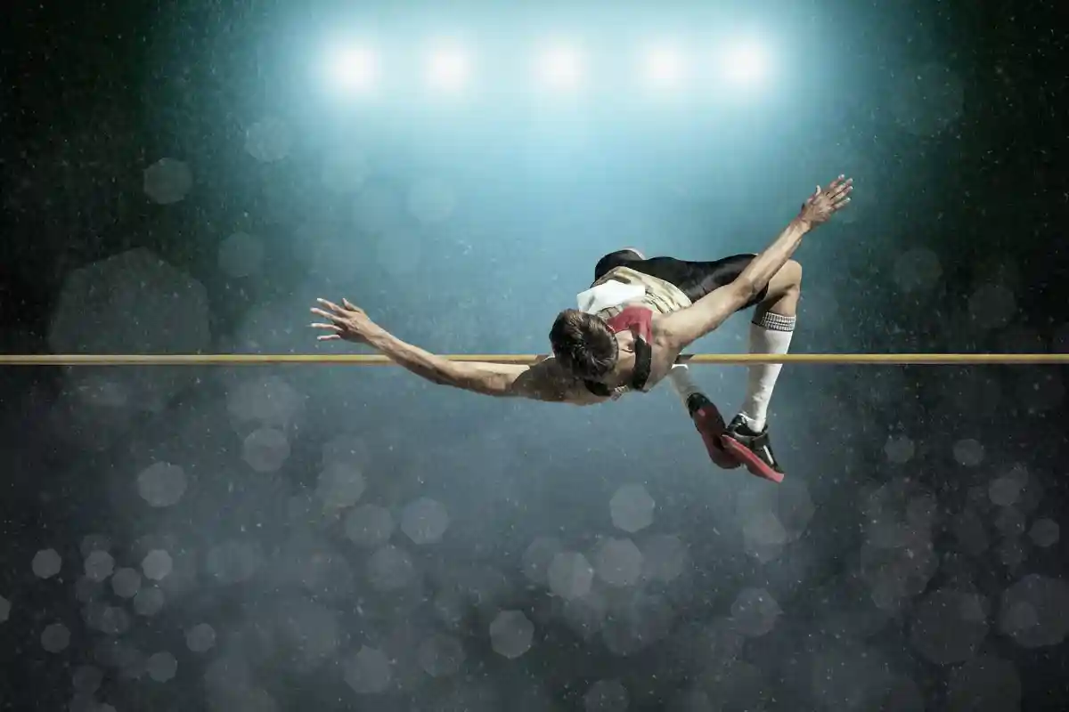 Спортсмен во время прыжка в высоту Фото: Andrey Yurlov/Shutterstock.com