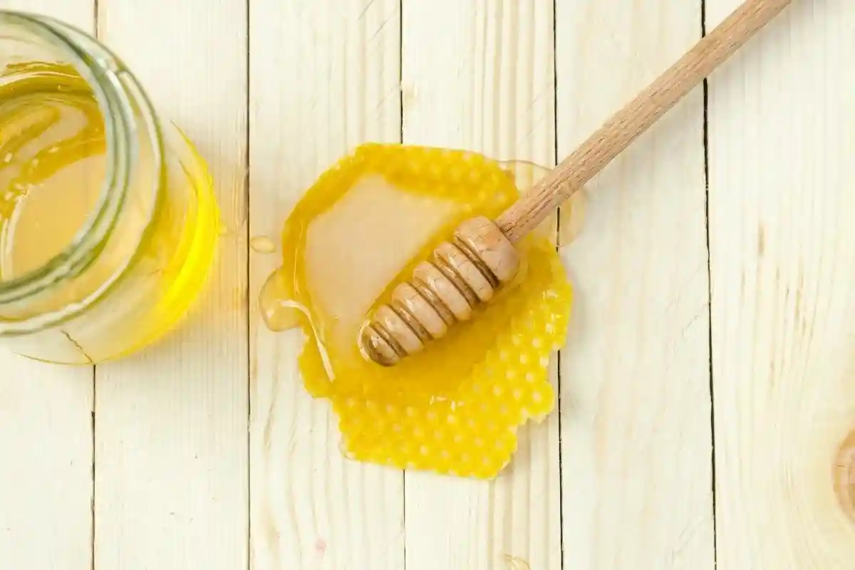 Лечиться от кашля следует медом - новые предписания врачей