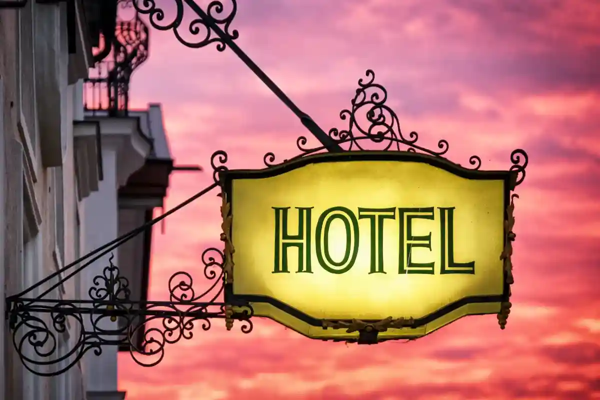 Старинная вывеска отеля в Германии Фото: FooTToo/Shutterstock.com