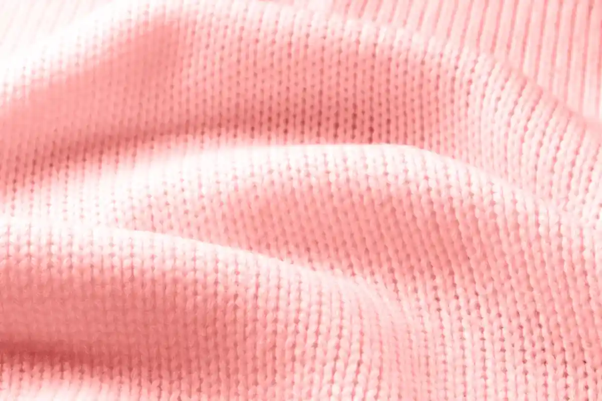 Из чулочной вязки получаются уютные свитера и шарфики. Фото: shutterstock.com.