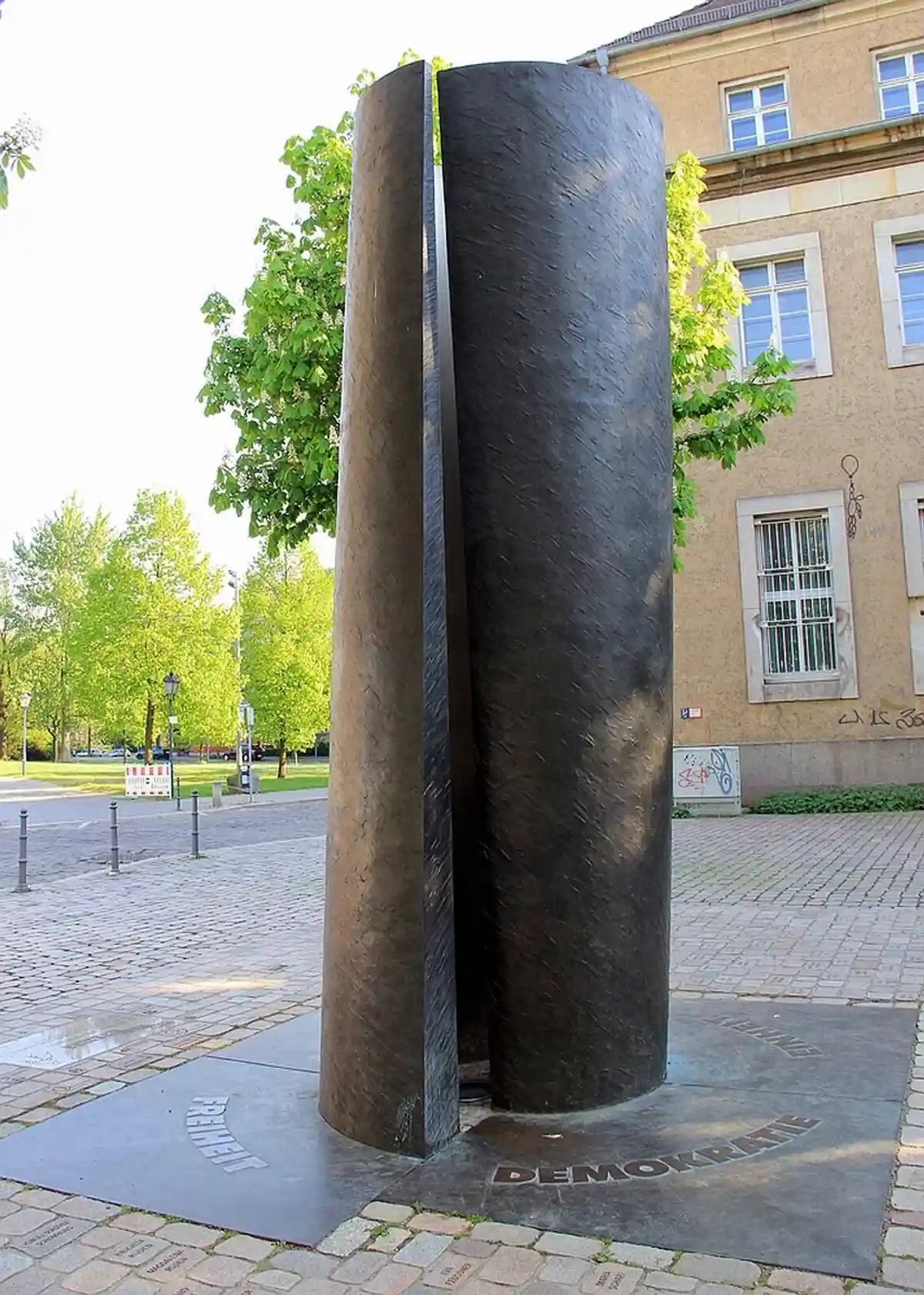 Памятник свободы и демократии, расположенный на Domplatz на улице Lothar-Kreyssig, Магдебург ARK NEYMAN / shutterstock.com