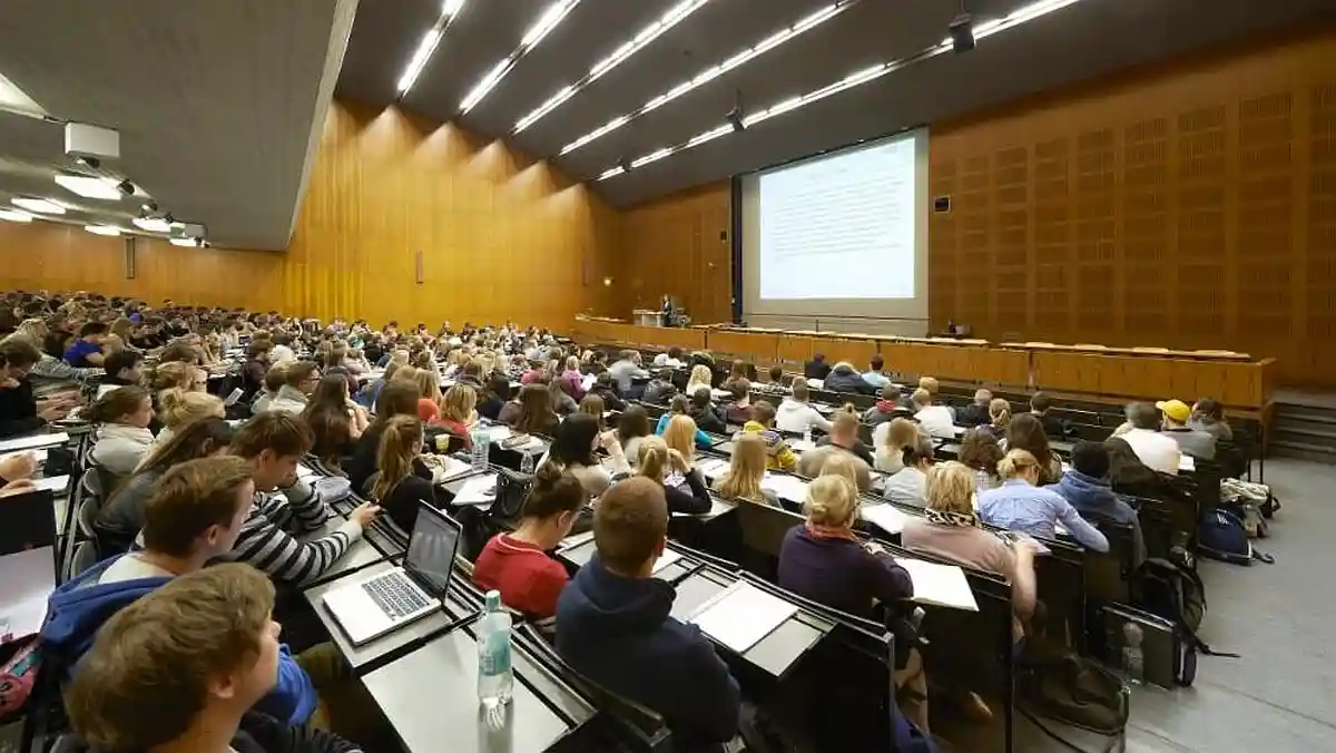 Audimax с более чем 800 местами в Университете Фридриха-Александра в Эрлангене-Нюрнберге. David Hartfiel / FAU