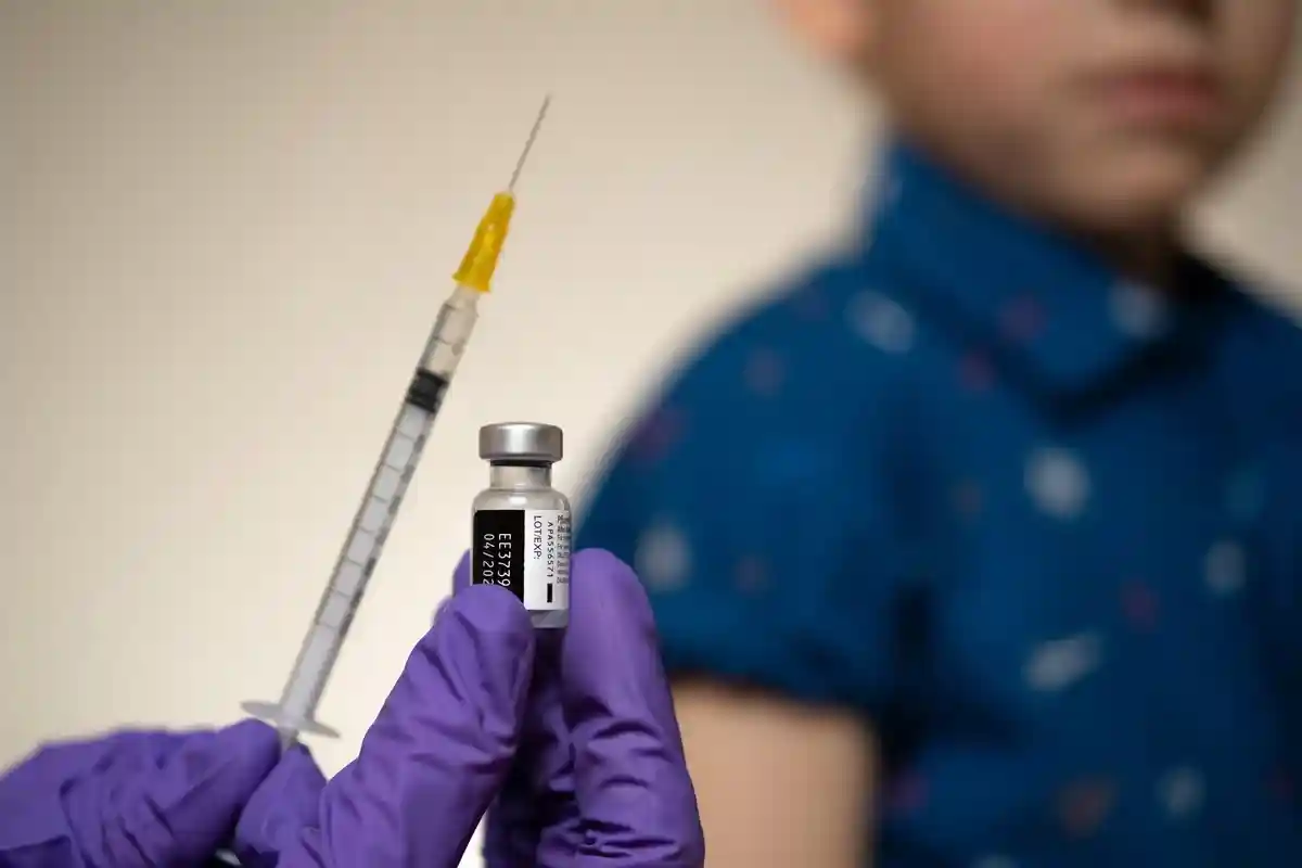 Вакцина для маленьких детей. Фото: mundissima / Shutterstock.com