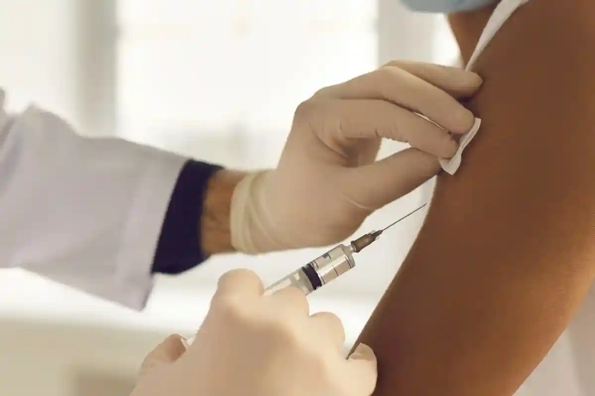 Гернот Маркс считает, что людей следует убеждать в необходимости вакцинации, но не обязывать их прививаться. Фото: Studio Romantic / Shutterstock.com 