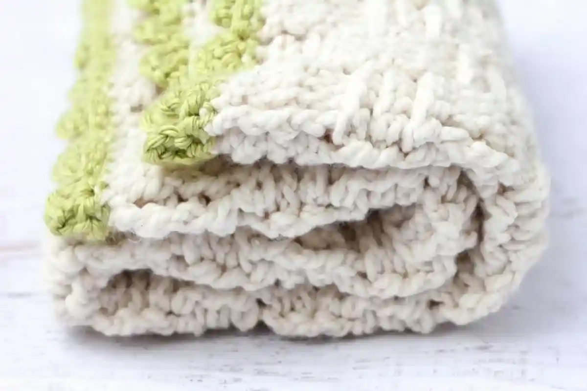 Домашние одеяло из корзиночноко плетения. Фото: makeanddocrew.com.