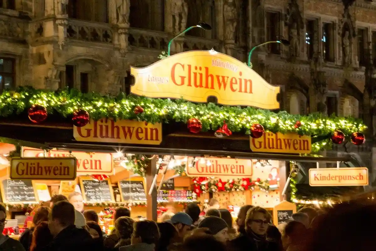 Рождественская ярмарка традиционно проходит на центральной площади Мюнхена — Мариенплац. Как объяснил Райтер, при проведении ярмарки там невозможно ограничить количество гостей и обеспечить контроль соблюдения так называемого правила 2G. Фото: Axel Redder / Shutterstock.com
