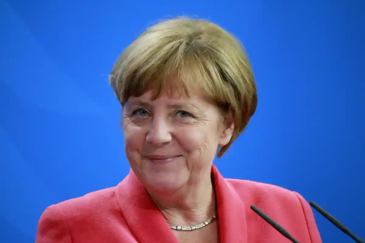 Меркель вручили медаль за выдающиеся заслуги в политике