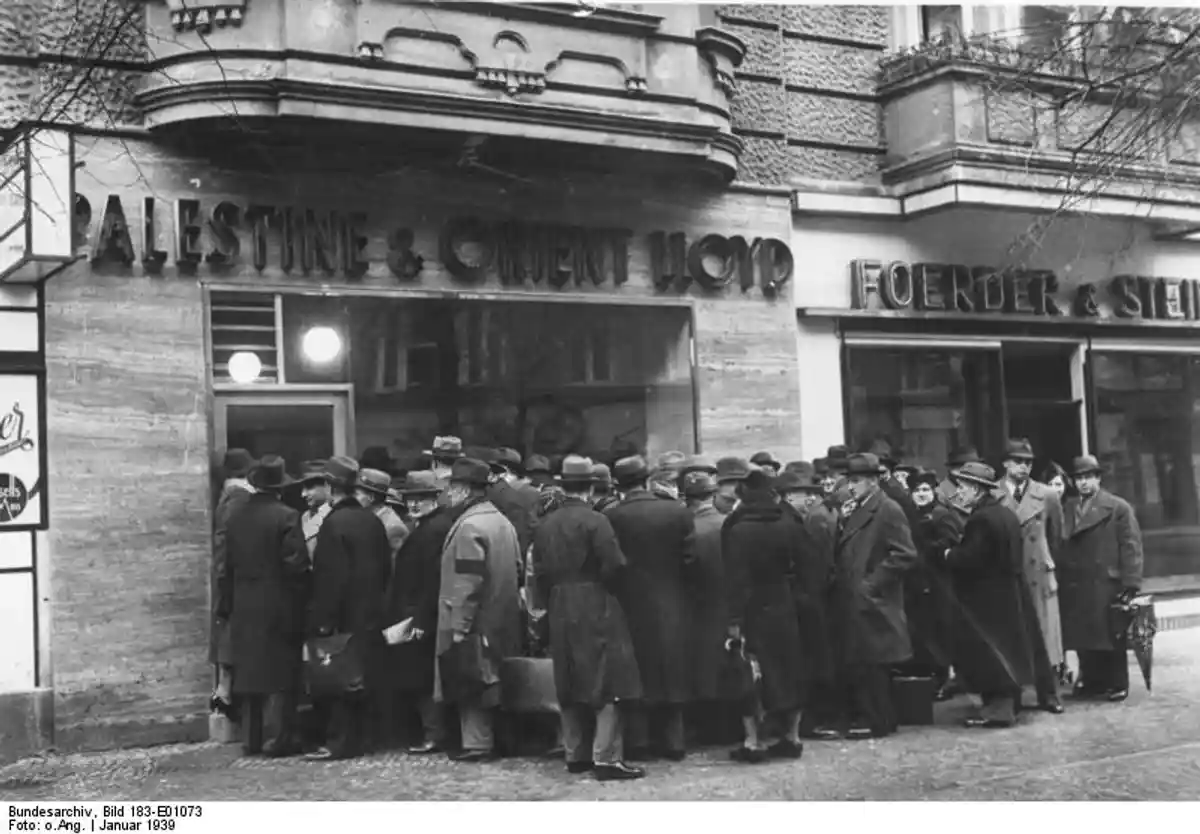 Очередь на оформление выездных документов. Берлин, январь 1939. Фото: Bundesarchiv, Bild 183-E01073 / Wikipedia.org 