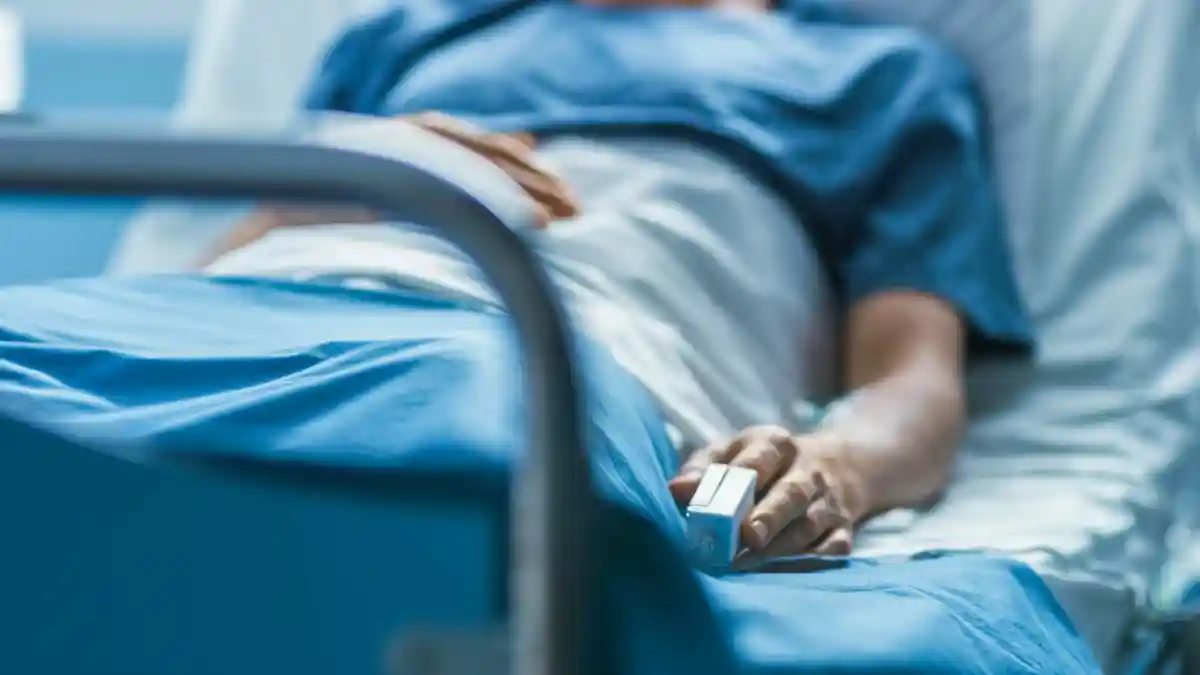По словам министра здравоохранения Германии Йенса Шпана, в настоящее время из-за прогрессирования четвертой волны больницы переполнены. Фото: Gorodenkoff / Shutterstock.com