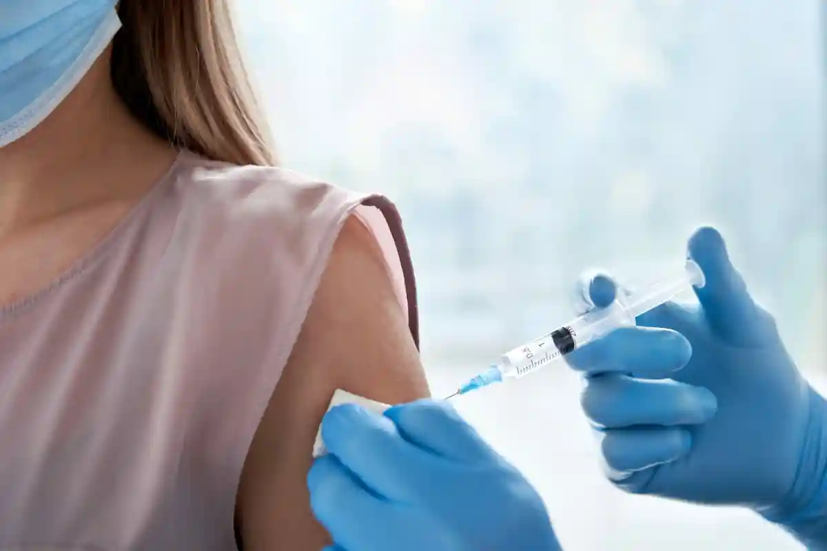 Вакцинация остается самым надежным способом защиты. Фото: insta_photos / Shutterstock.com