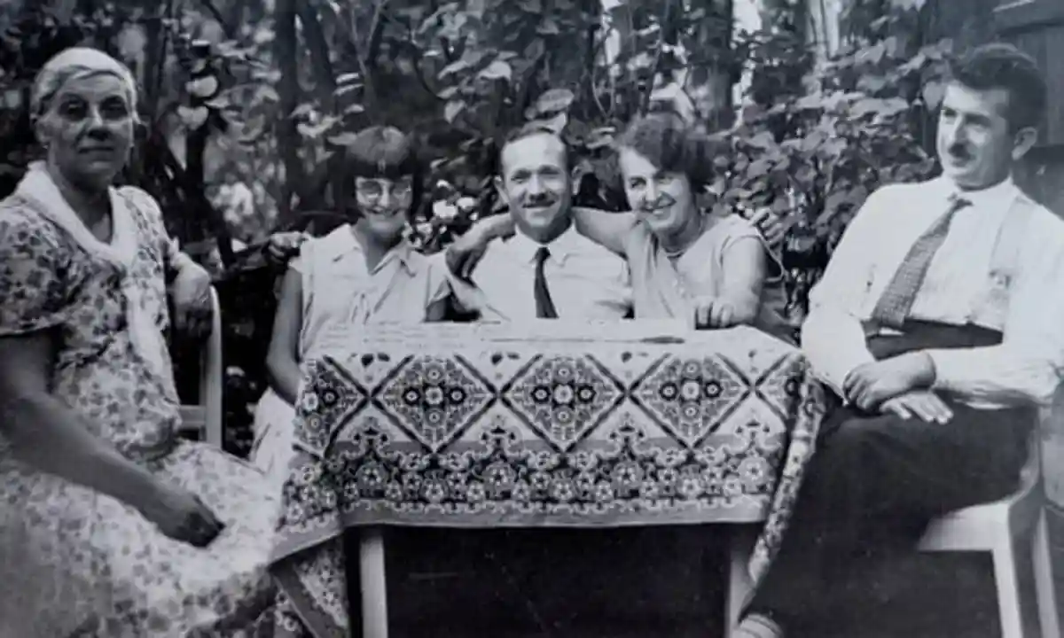 Макс и Малвин Шиндлер и Эвелин Паркер с друзьями в 1930 году. Фото: Theguardian.com