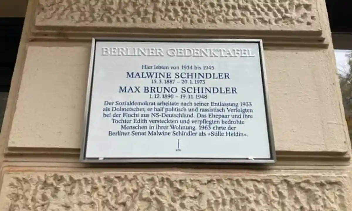 Мемориальная доска на Парижской улице 54 в Берлине в честь Макса и Мальвин Шиндлер. Фото: Филип Олтерманн / The Guardian