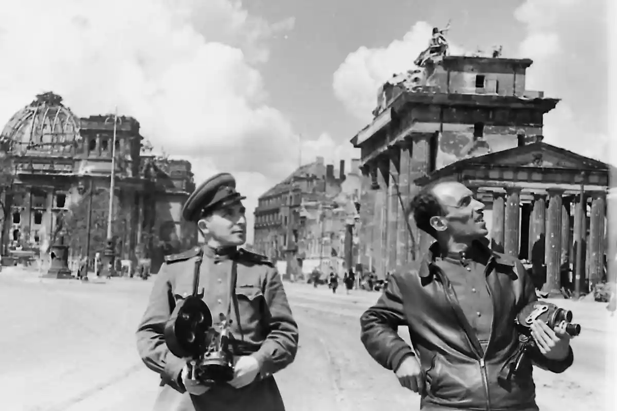 Фронтовые кинооператоры Илья Аронс (слева) и Леон Мазрухо у Бранденбургских ворот. Берлин, июнь 1945 года. Фото: пресс-служба Еврейского музея