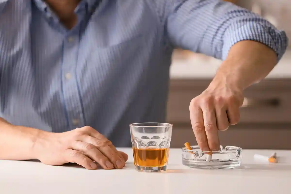 Алкогольная и никотиновая зависимость в Германии растет. Эксперты утверждают, что это последствие пандемии. Фото: Pixel-Shot / shutterstock.com