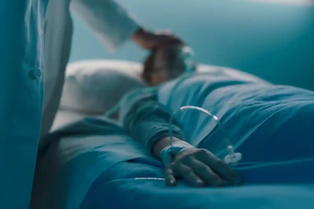 Человек лежит на больничной койке Фото: Stokkete/Shutterstock.com