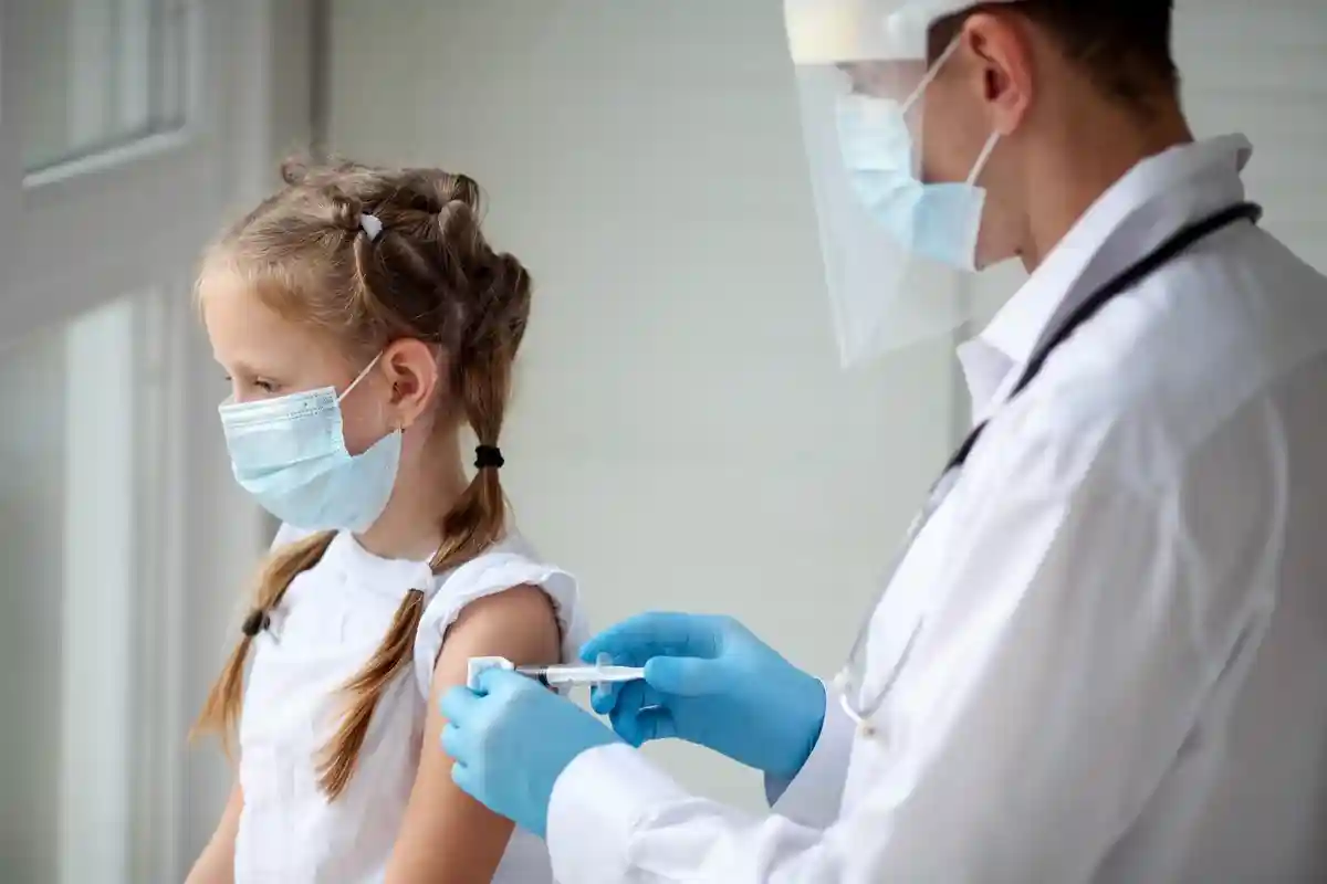 вакцинация детей 5-11 лет. Фото: smile23 / shutterstock.com