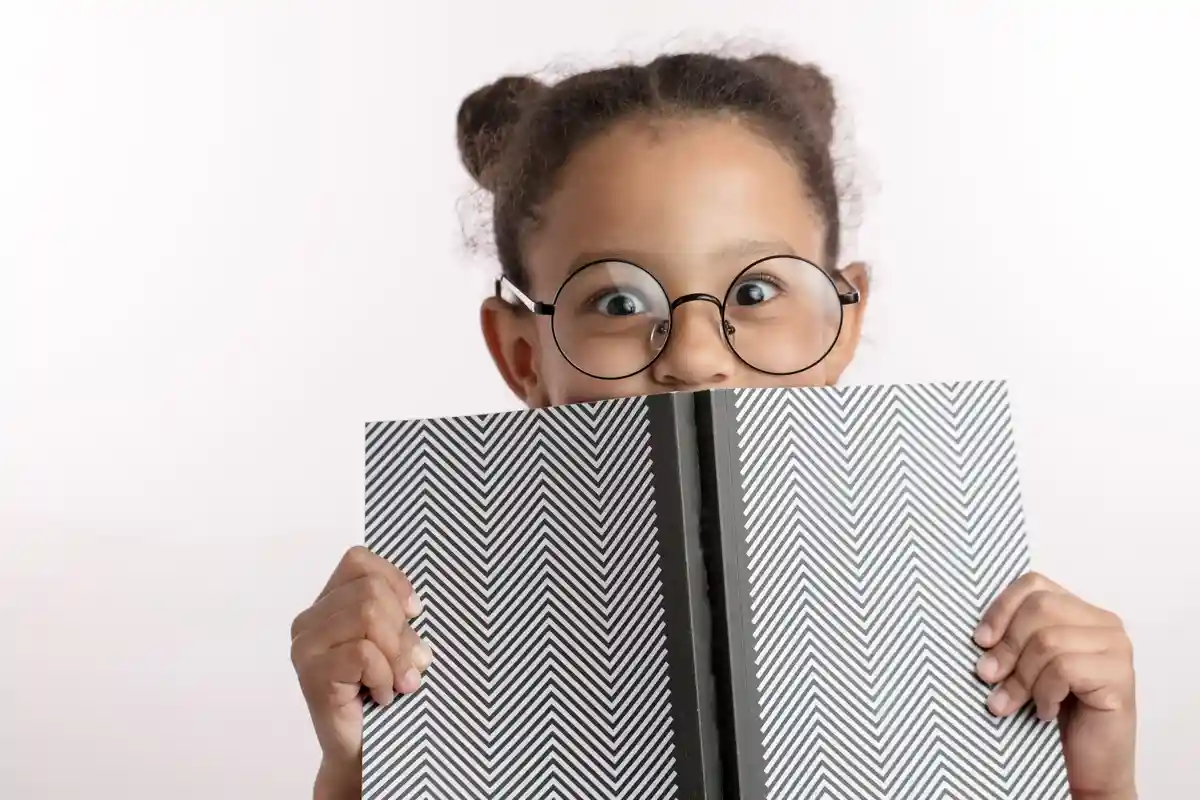 Девочка с книгой Фото: UfaBizPhoto/Shutterstock.com