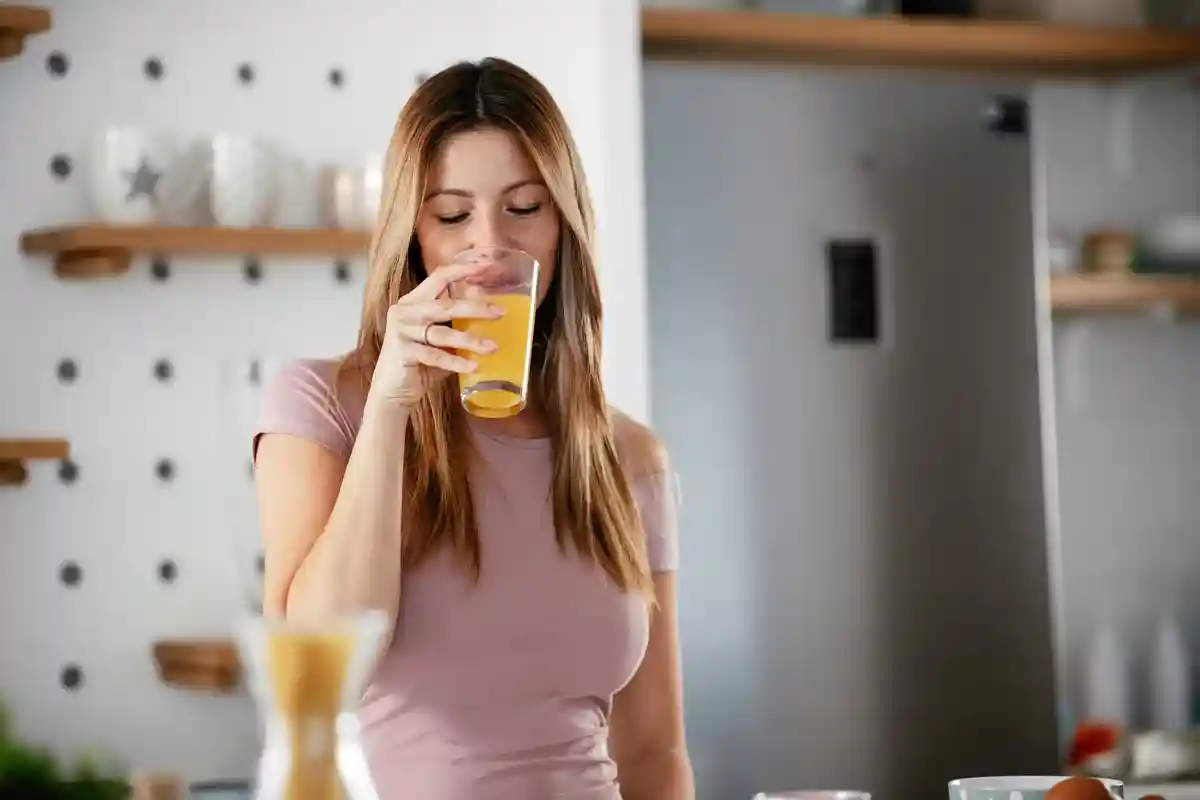 Девушка пьет апельсиновый сок Фото: Just Life/Shutterstock.com