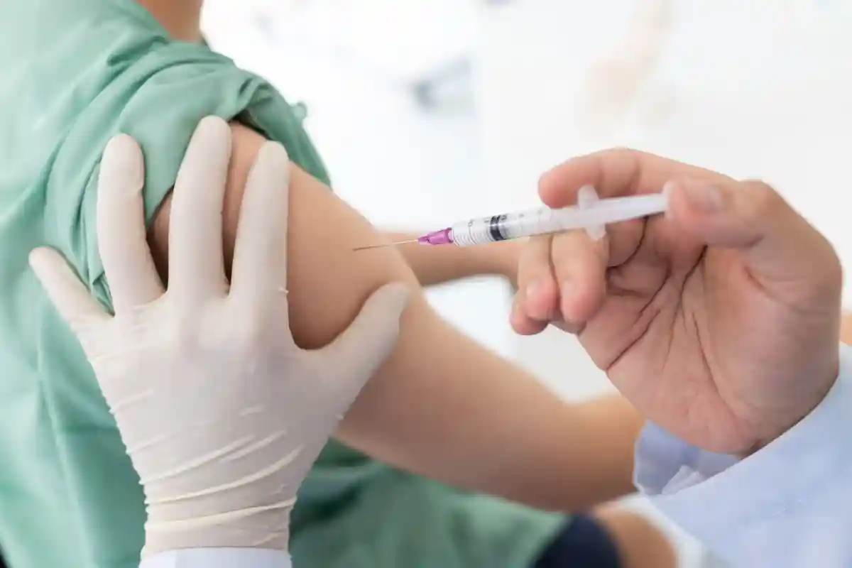 Доктор делает прививку в плечо ребенку Фото: Tong_stocker/Shutterstock.com