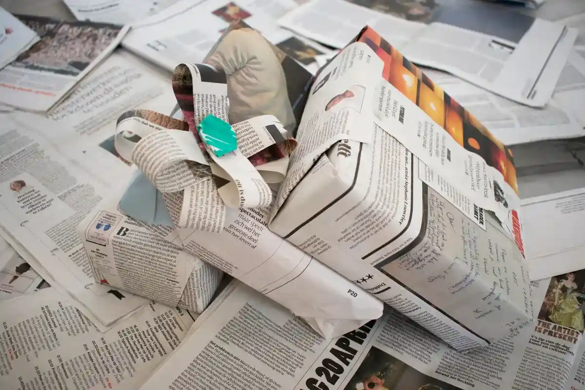 Газеты используют как упаковочную бумагу для подарков Фото: mpaulinal/Shutterstock.com