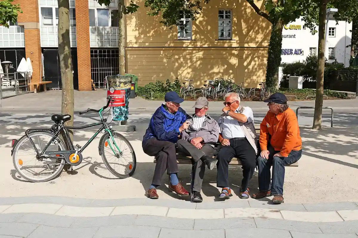Компания из четырех пожилых мужчин Фото: isarescheewin/Shutterstock.com
